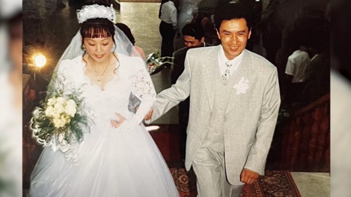 Ол орманға саңырауқұлақ теруге барды да, есінен танып қалды. Винтаж порно: Бала ұйықтап жатқанда анасына трахает