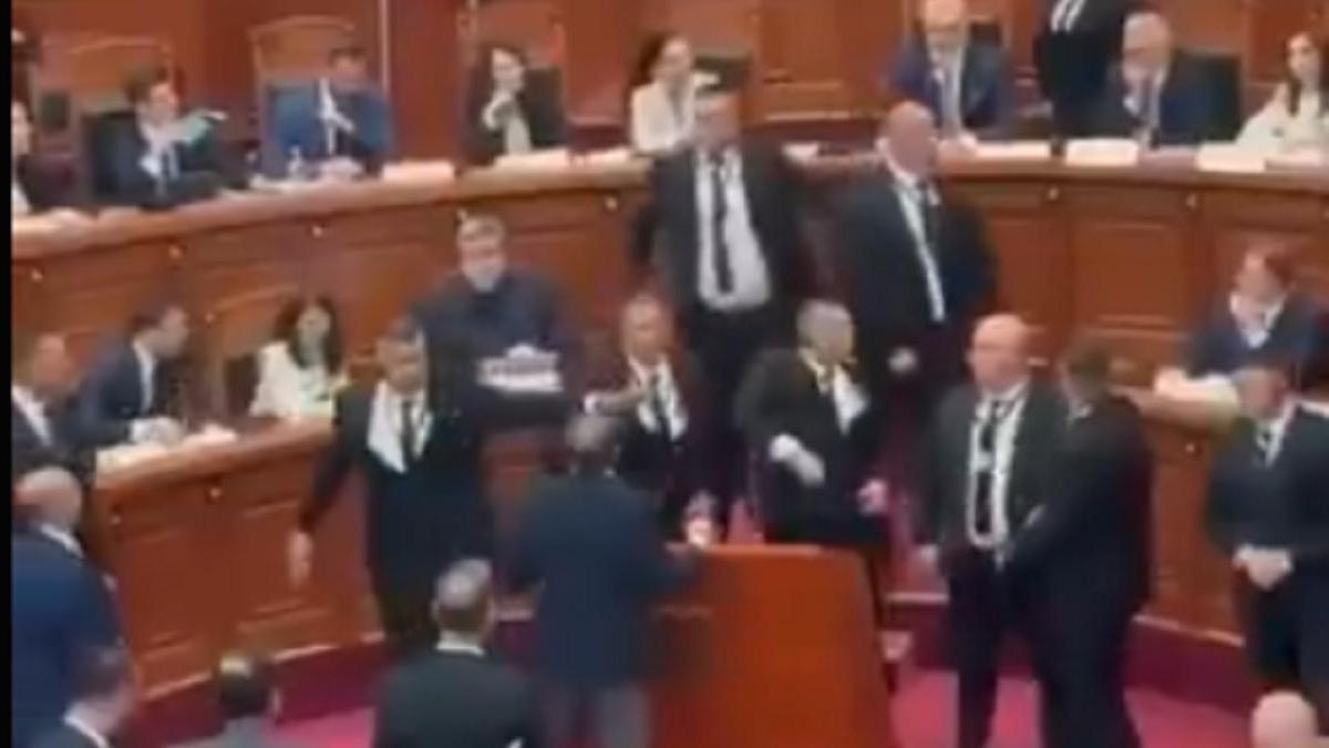 Конфликт в парламенте Албании