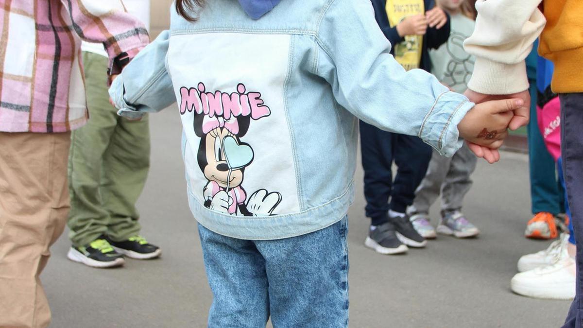 көшеде ойнап жүрген балалар