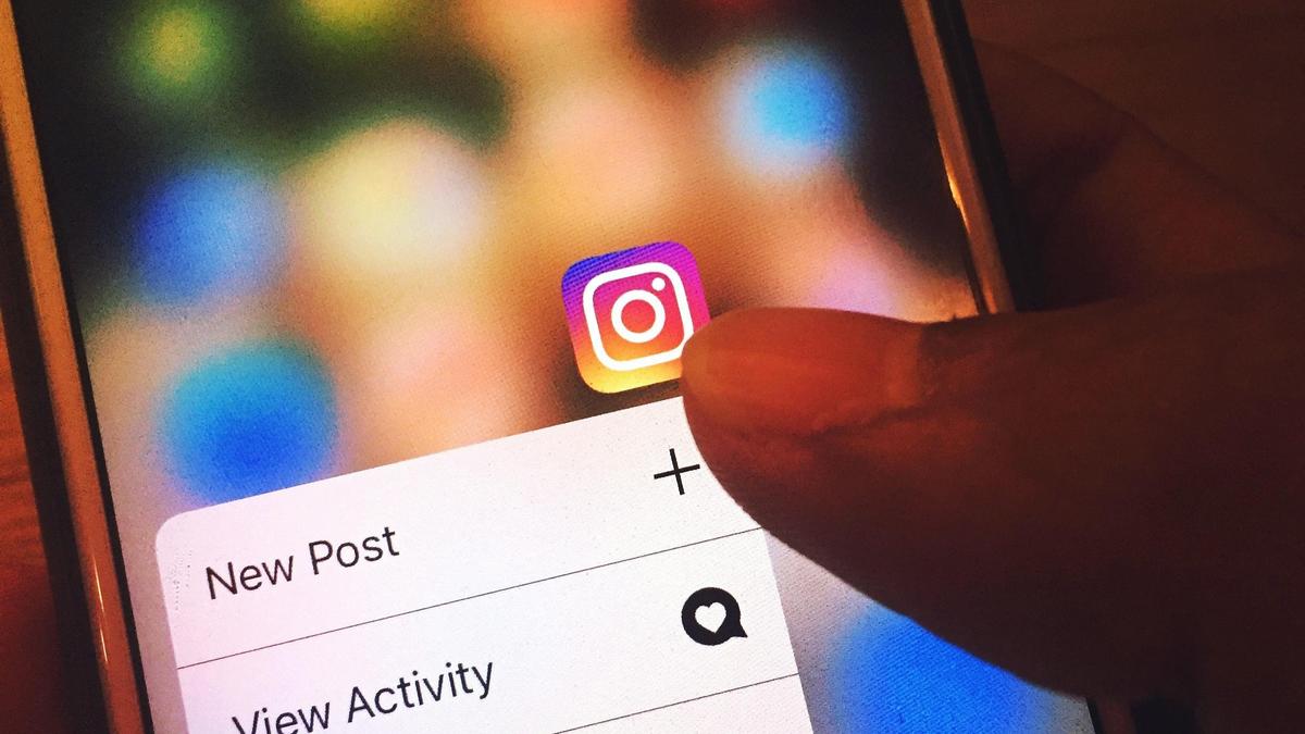 Instagram иконка на экране смартфона