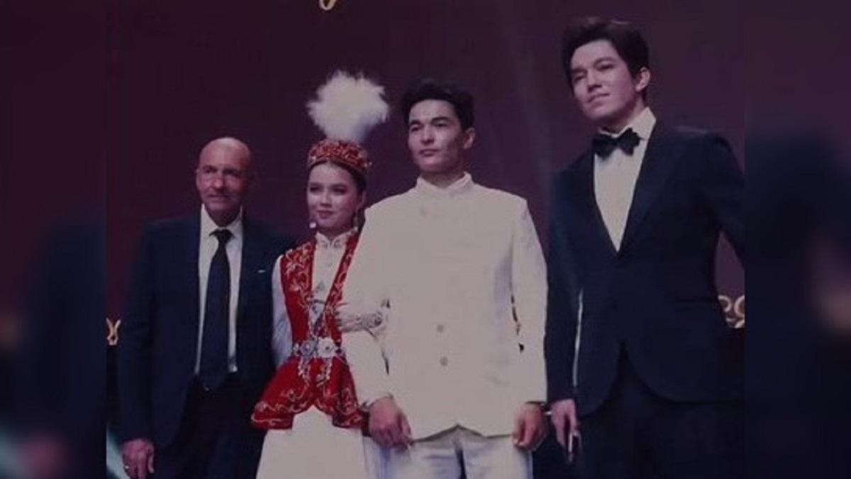 Эротикалық тай шоулары: онлайн фильмдер Діріл машинасы бар қыз