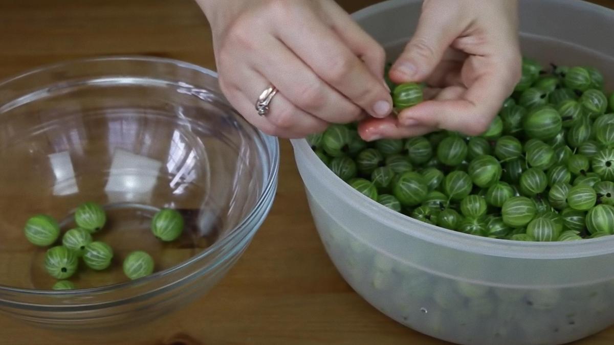 Из ягод крыжовника руками удаляют хвостики