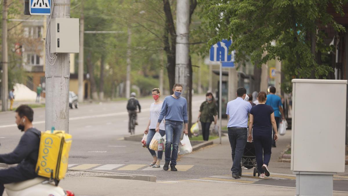 Мужчина с пакетами переходит дорогу