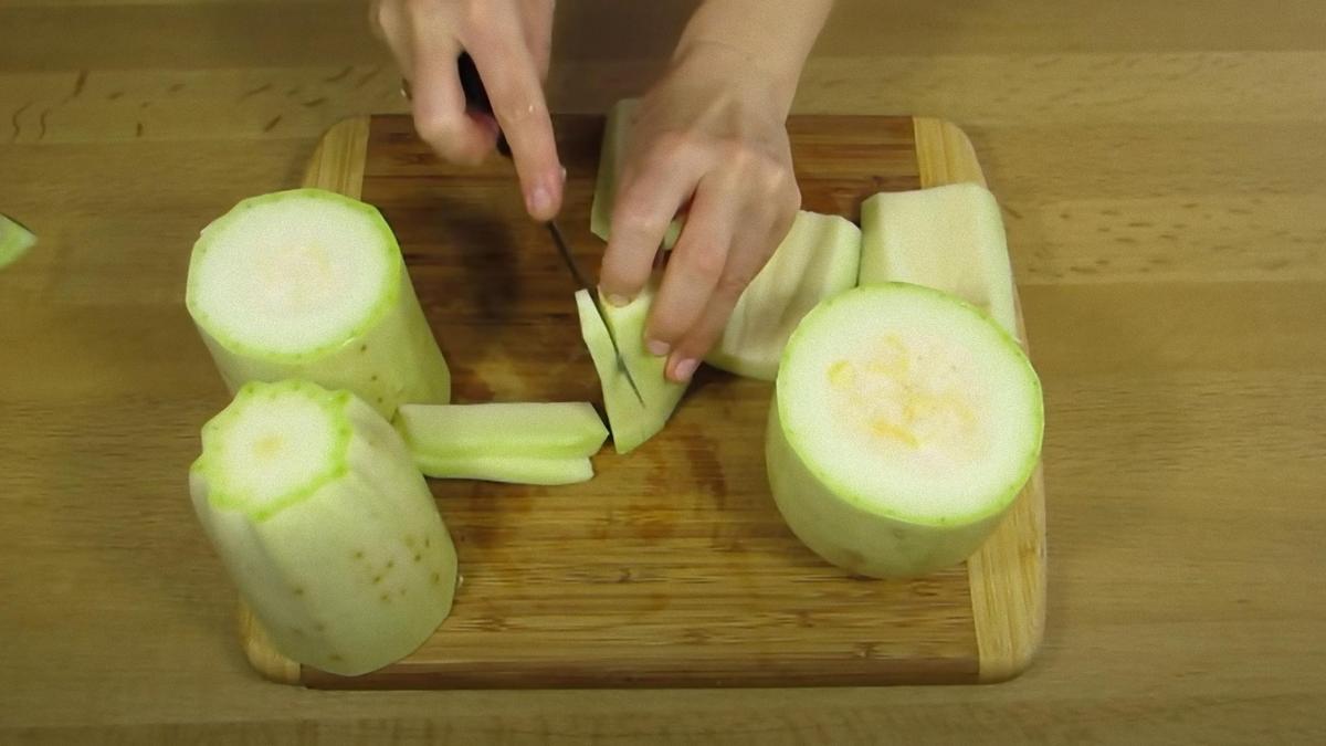 Кабачки нарезают на дощечке