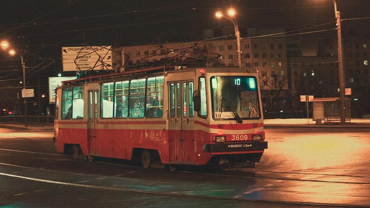 Трамвай едет по рельсам