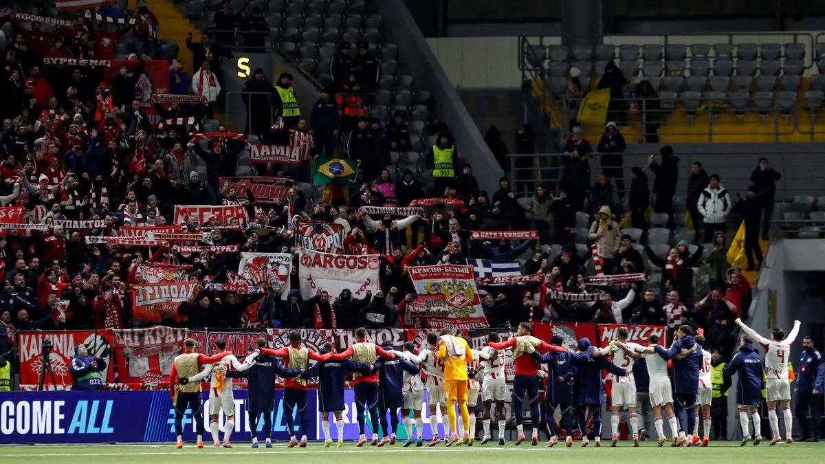 Футболисты и болельщики "Олимпиакоса" на "Астана Арене"