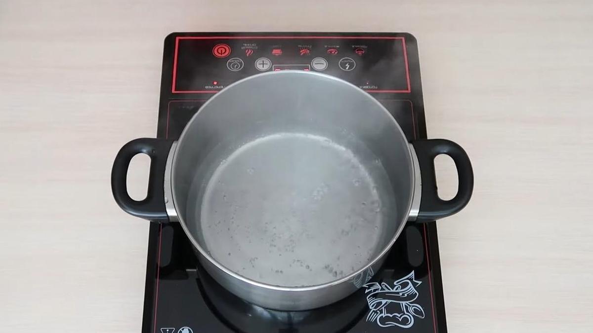 Вода в кастрюле кипит