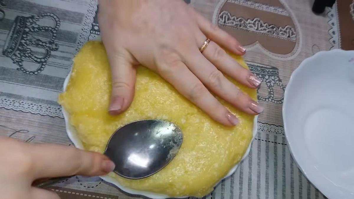 Сыр в глубокой тарелке утрамбовывают ложкой