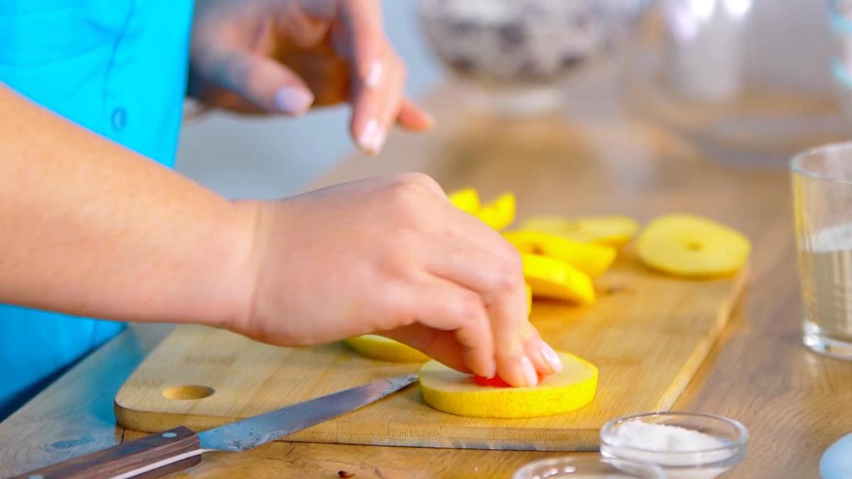 На разделочной доске яблоки, нарезанные кольцами