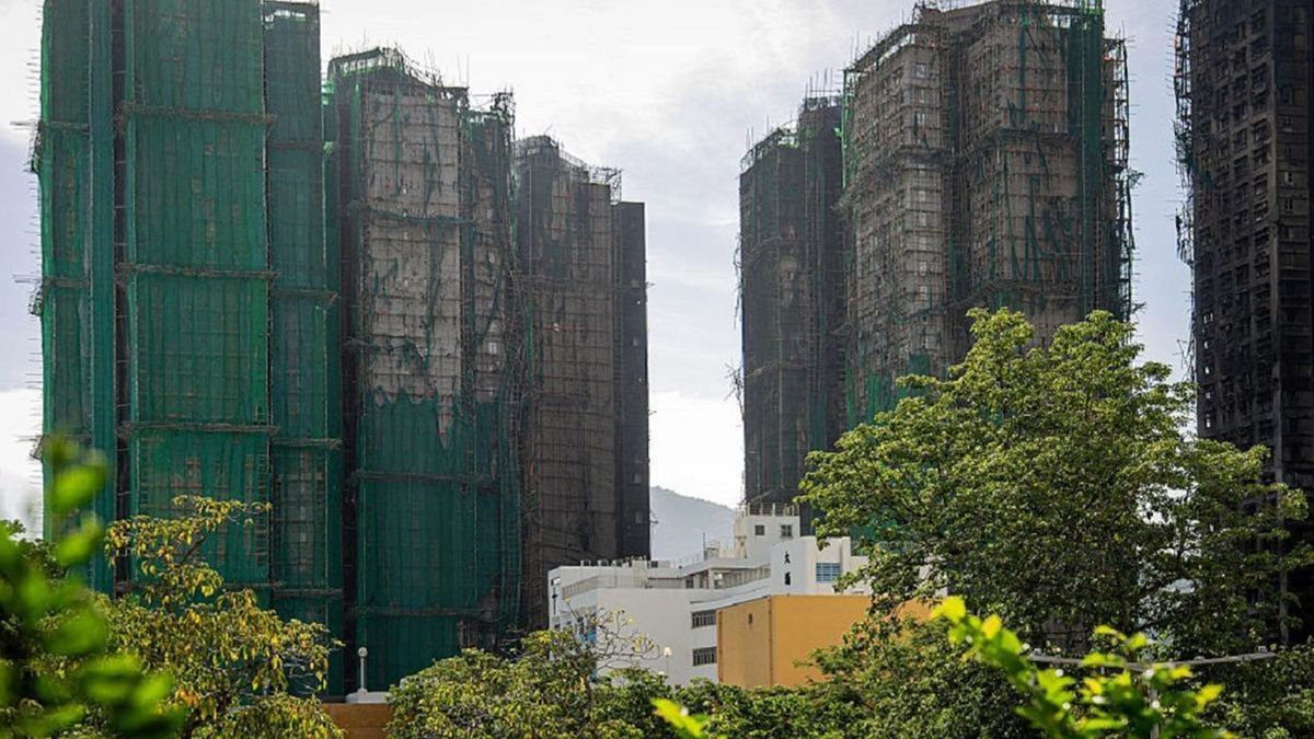 Wang Fuk Court кешенінің өрттен кейінгі көрінісі