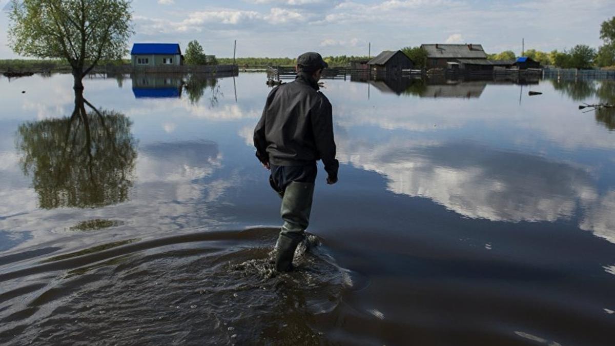 Мужчина идет по воде