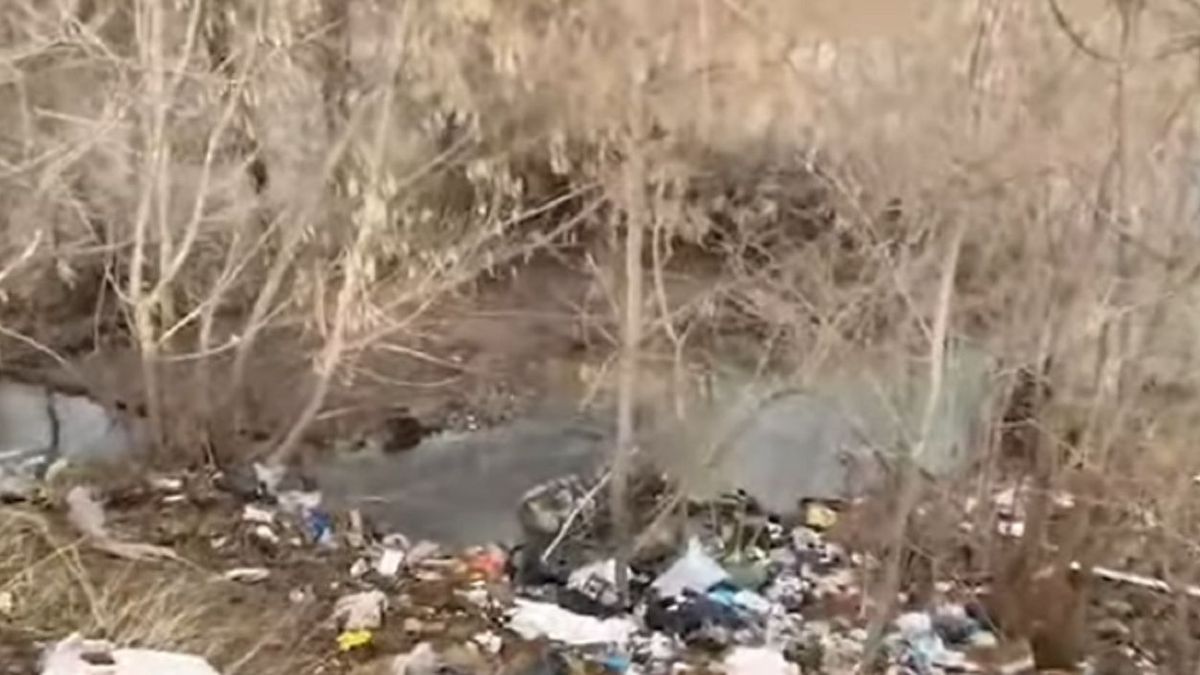 Мусор на реке Бадам