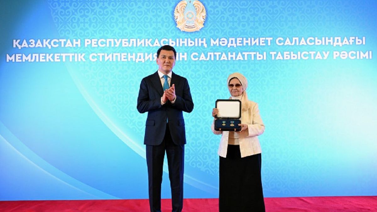 Ерлан Карин и родственники Бауыржана Момышулы