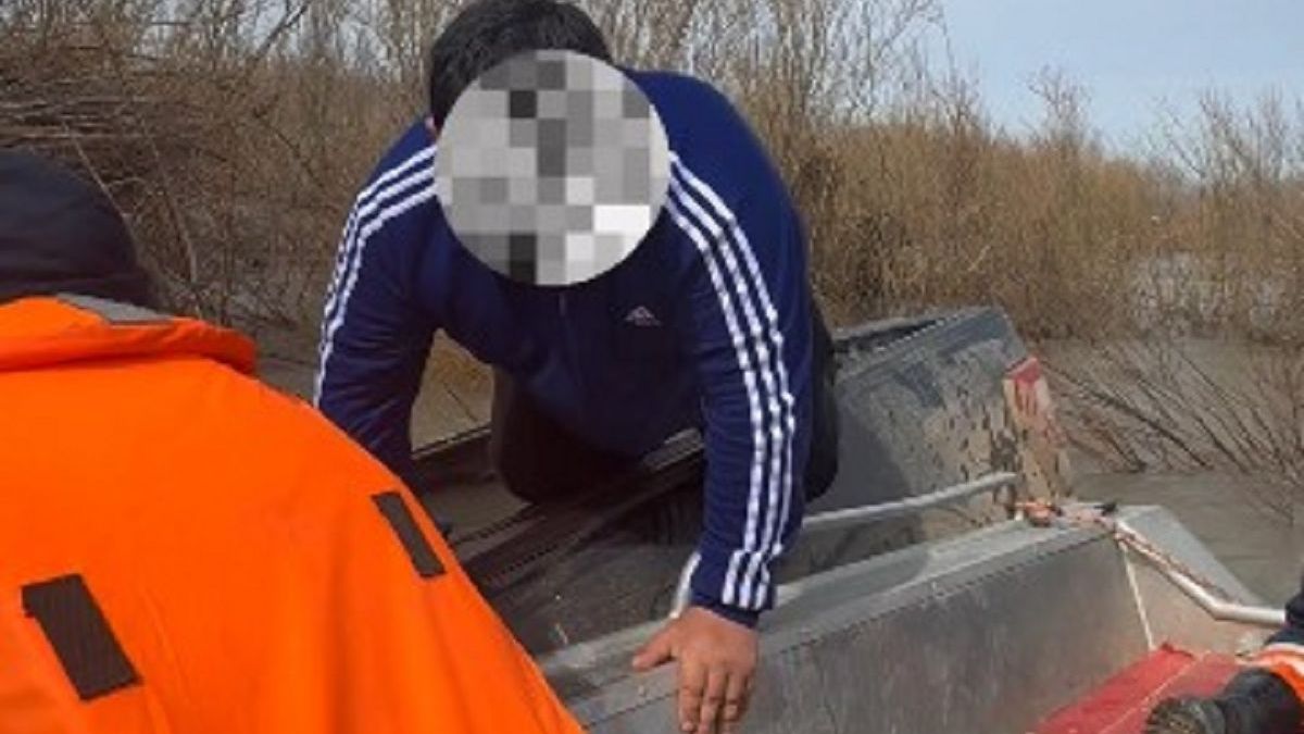 Мужчина на крыше авто