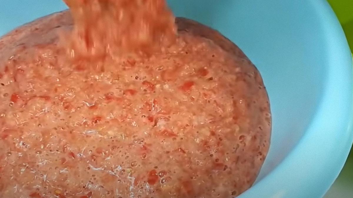 Томатная масса падает в миску