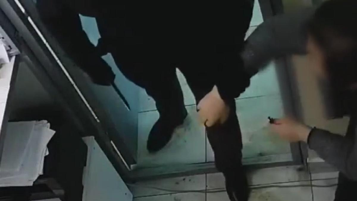 Мужчина с ножом нападает на женщину
