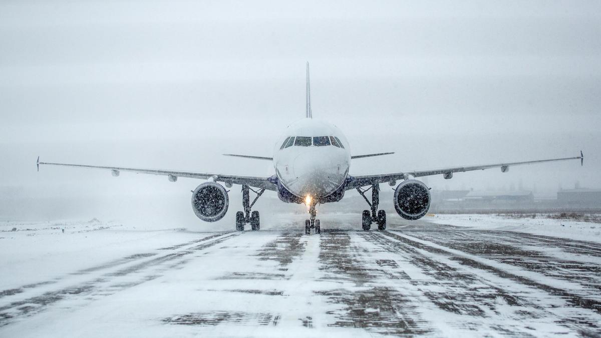 Самолет на взлетной полосе