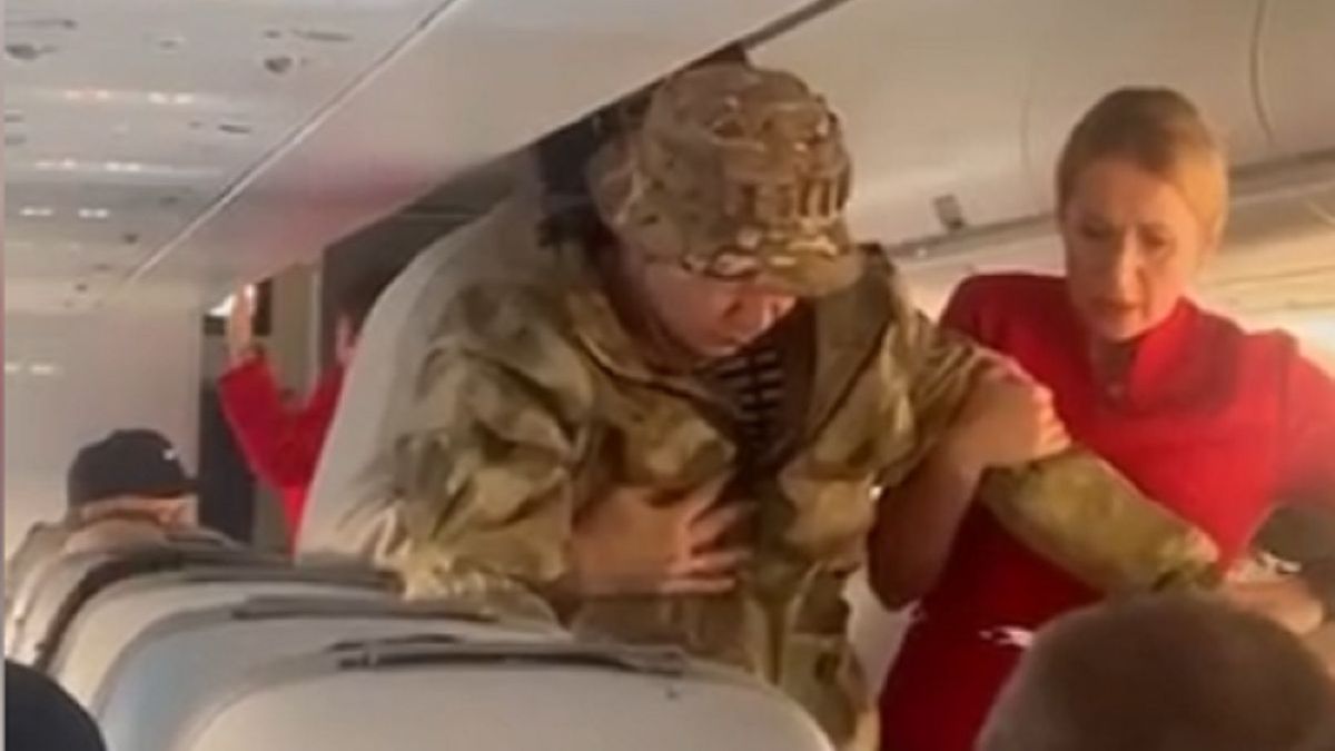 Пассажира успокаивают в самолете