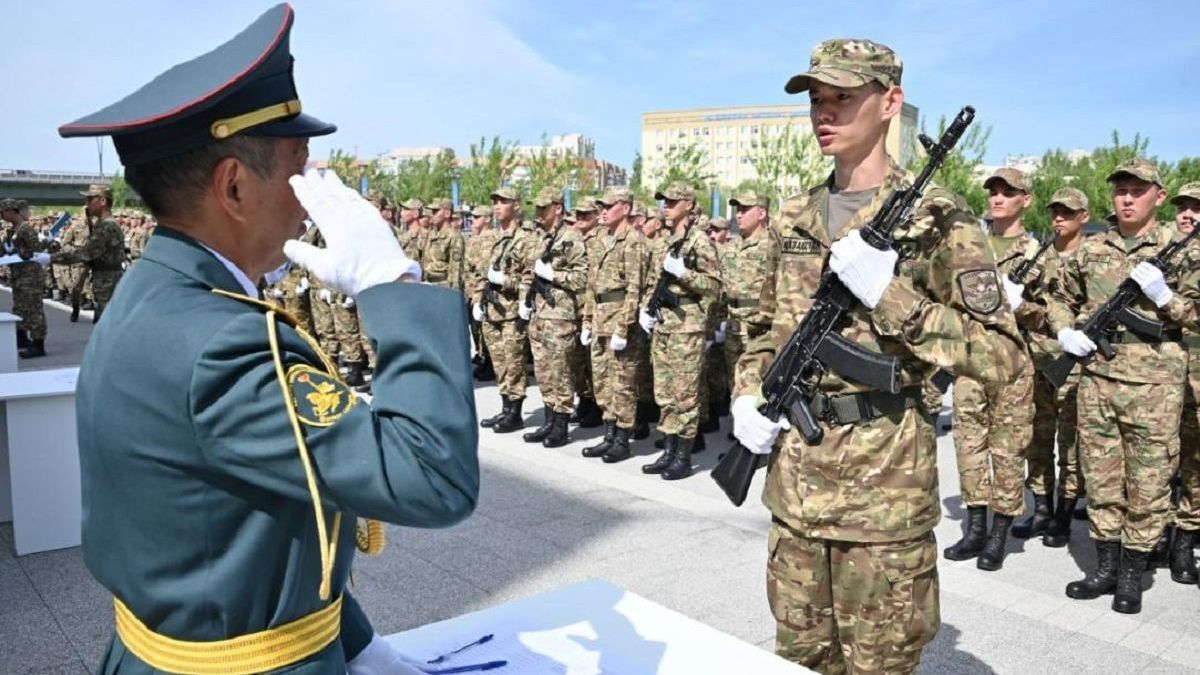 Солдат приносит присягу