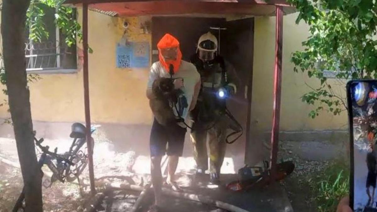 Пожарный эвакуирует жителя из горящего дома Пожарный эвакуирует жителя из горящего дома