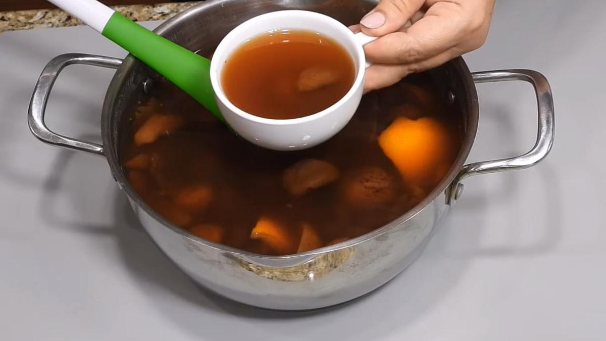 Налейте компот в подходящую посуду и подайте