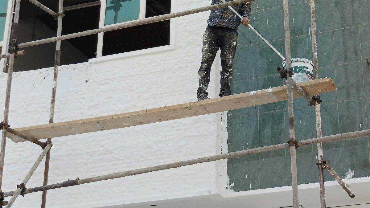 Мужчина на строительных лесах