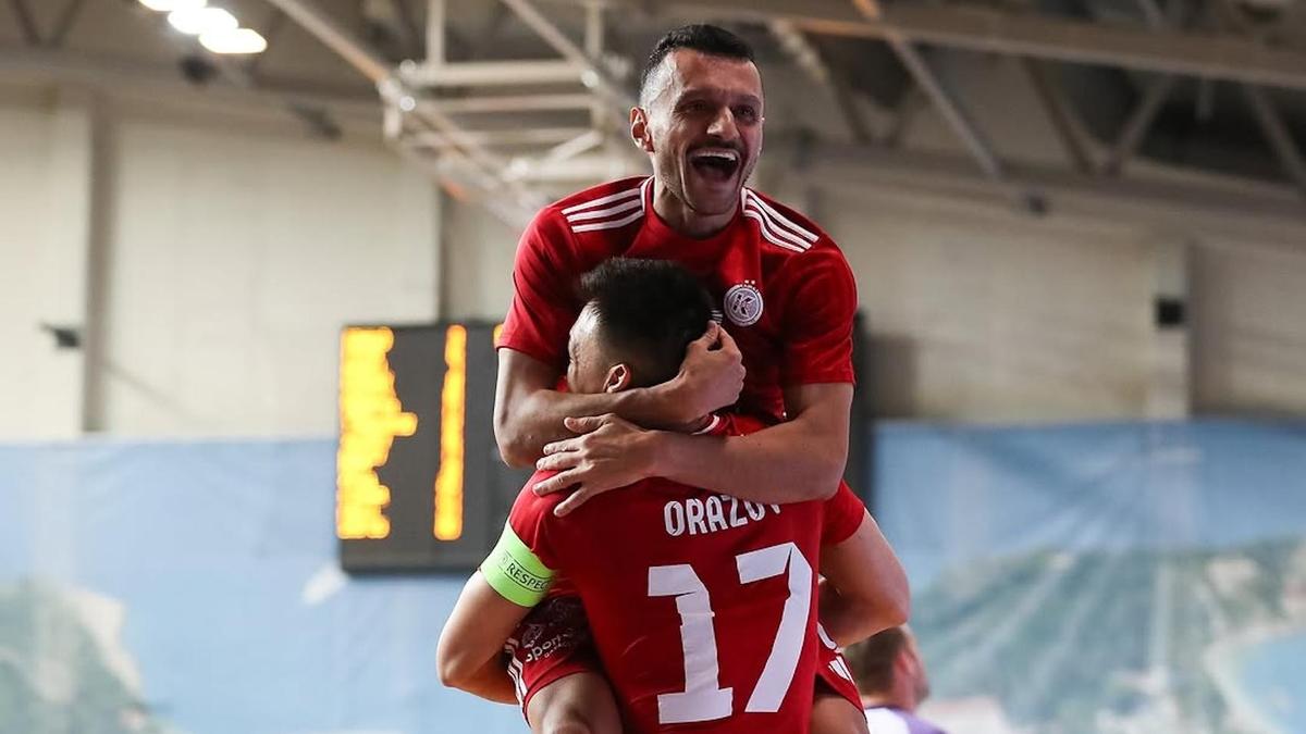 Казахстанские футзалисты Эдсон (сверху) и Биржан Оразов