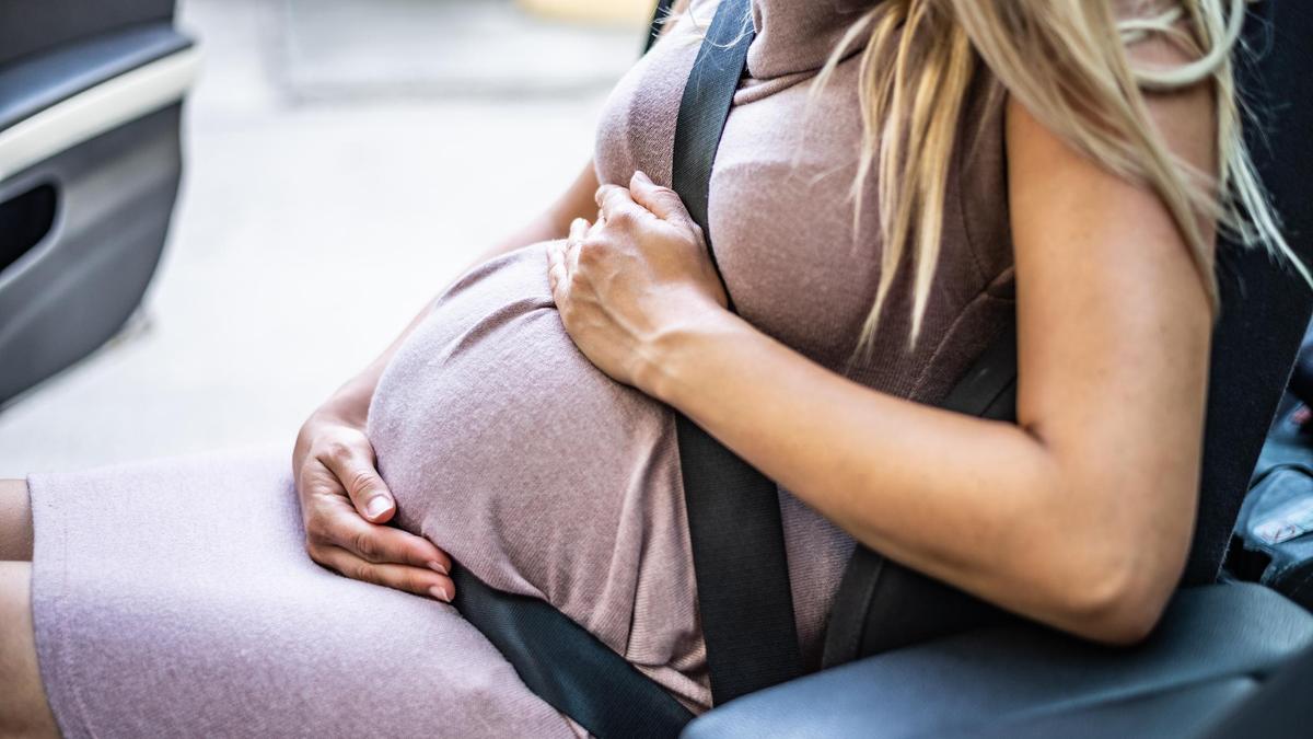 Беременная пассажирка в машине