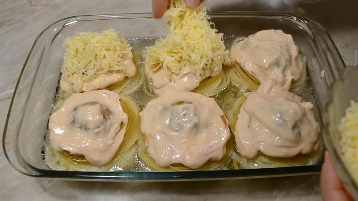 Макароны-гнезда посыпают тертым сыром