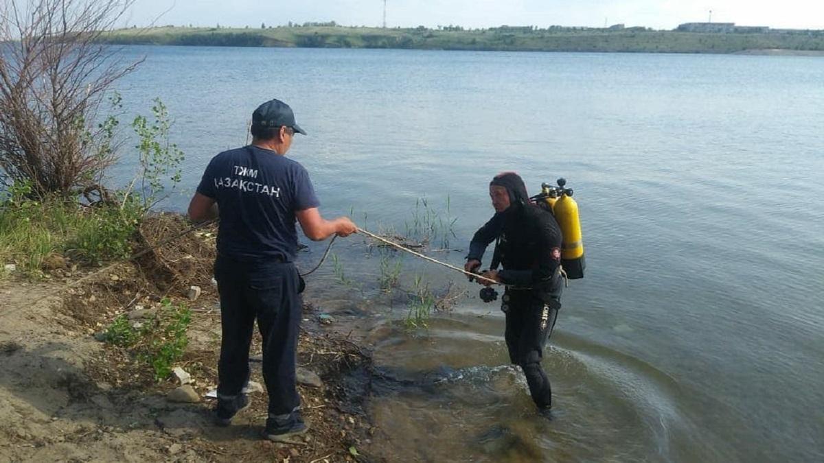 Водолаз заходит в воду