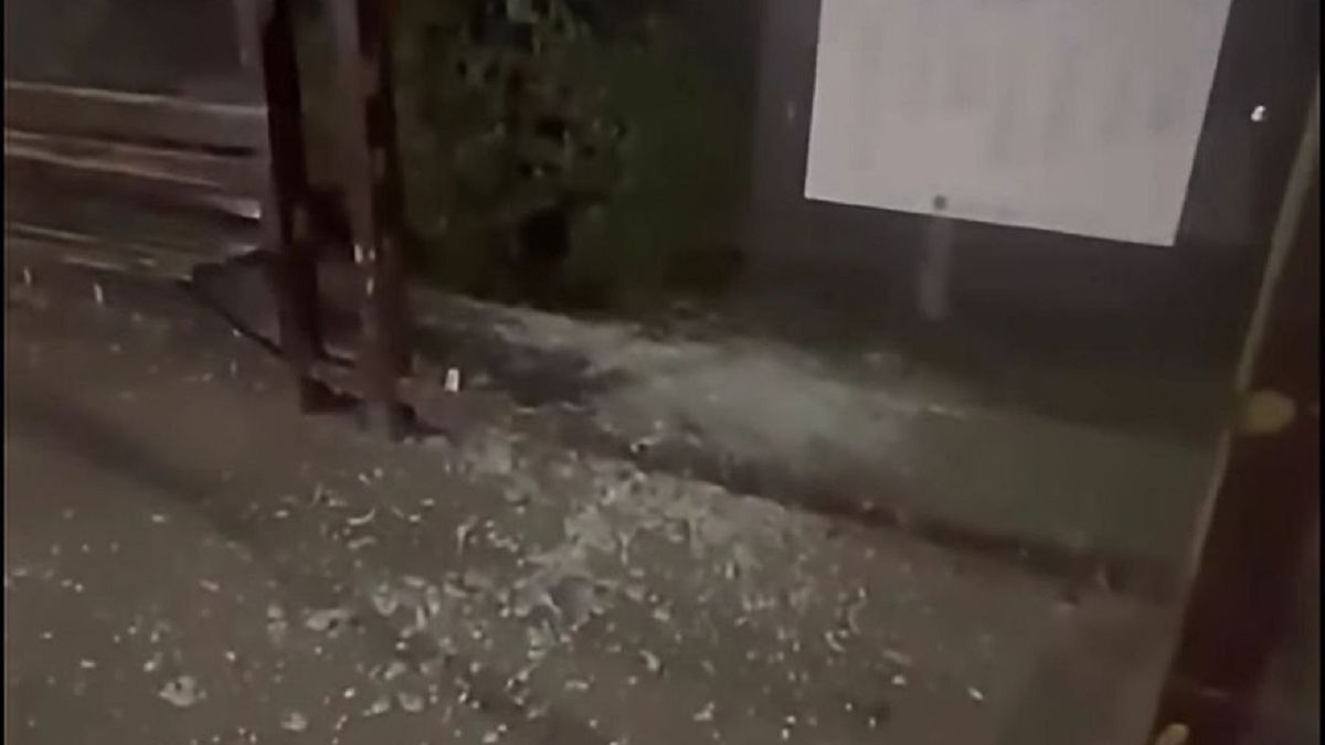 Разбитое стекло на остановке