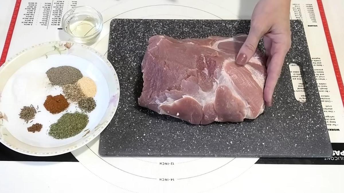 Мясо для буженины на доске