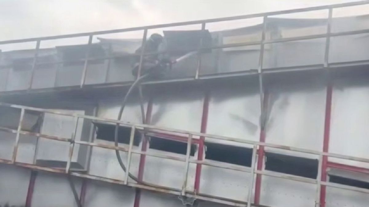 Пожарные тушат пожар