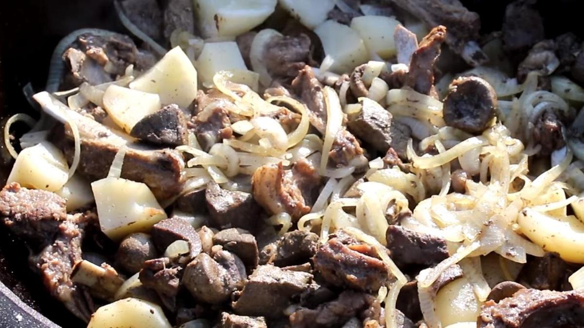 Готовый куырдак переложите из казана на блюдо