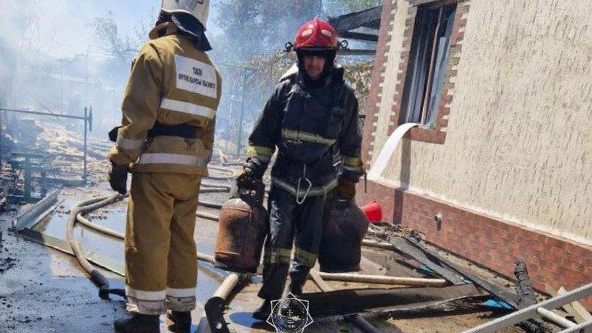 Пожарные вынесли баллоны из огня