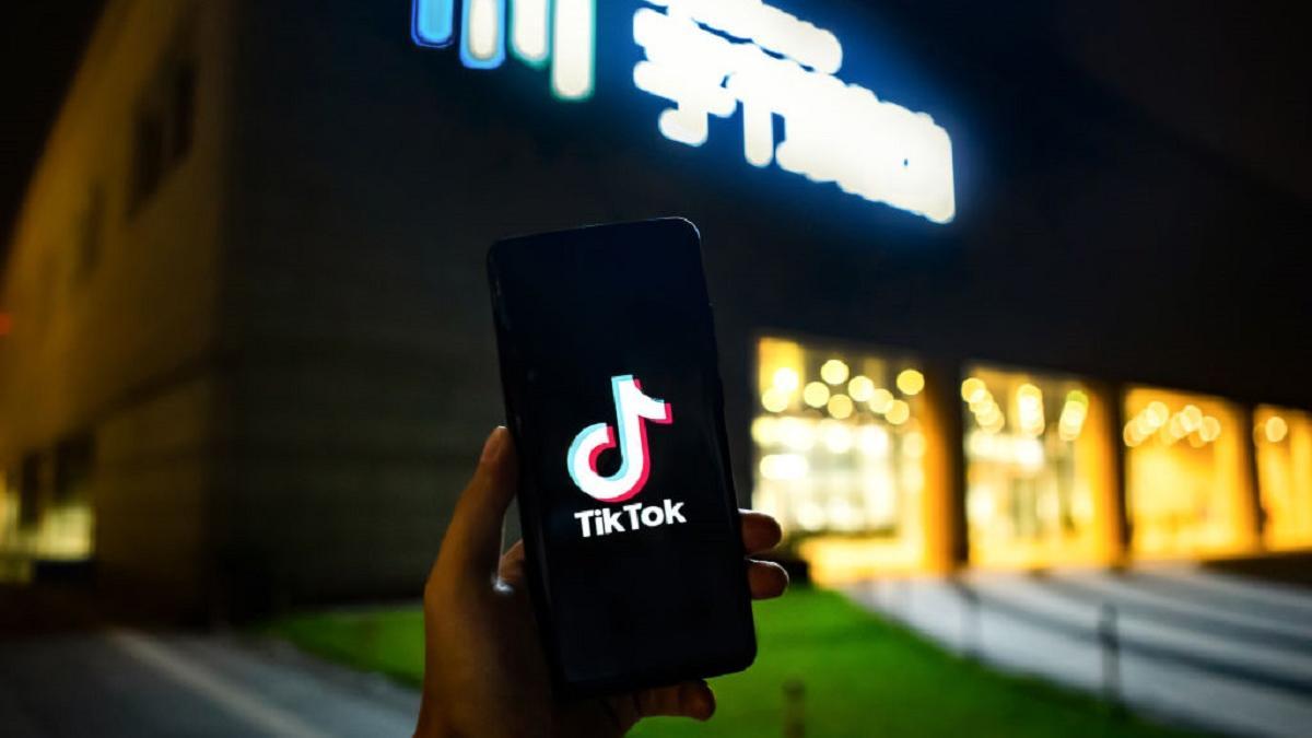 Логотип приложения TikTok на черном экране