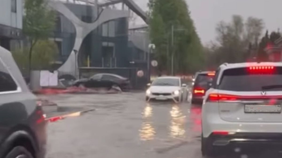 Машины проезжают лужи