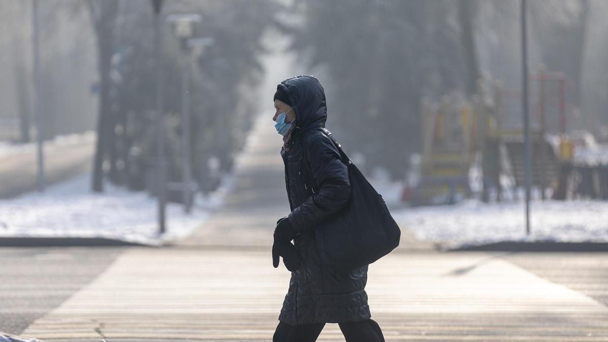 Парень идет в маске по улице