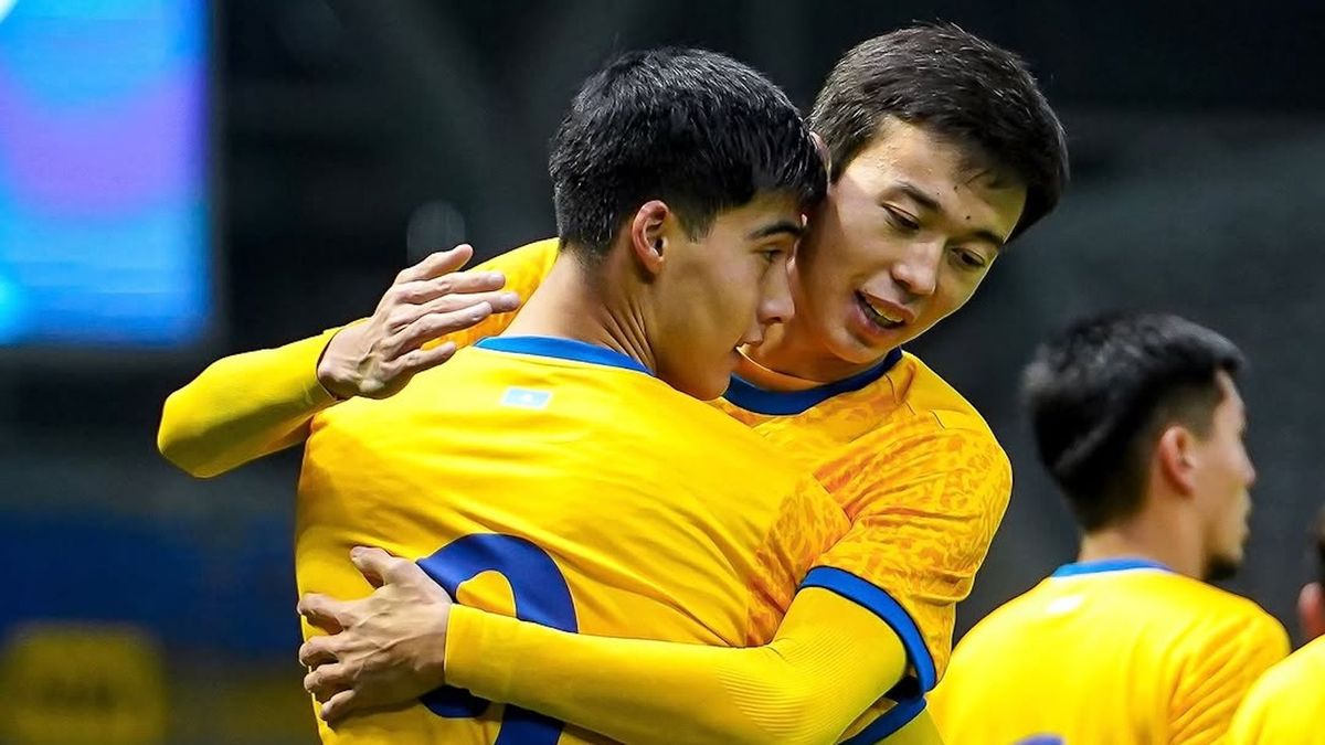 Казахстанские футболисты Рамазан Багдат и Али Турганов (слева направо)