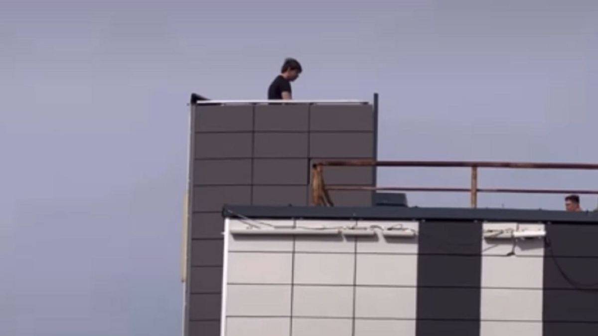 Мужчина на крыше