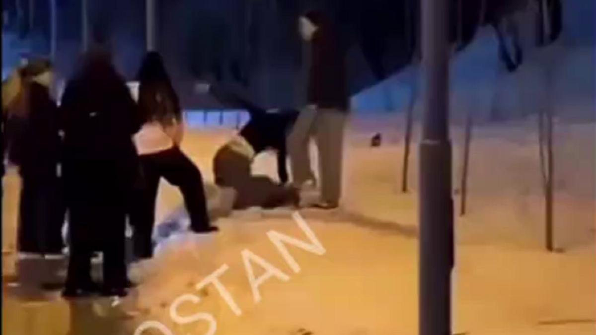 Избиение девушки Избиение девушки