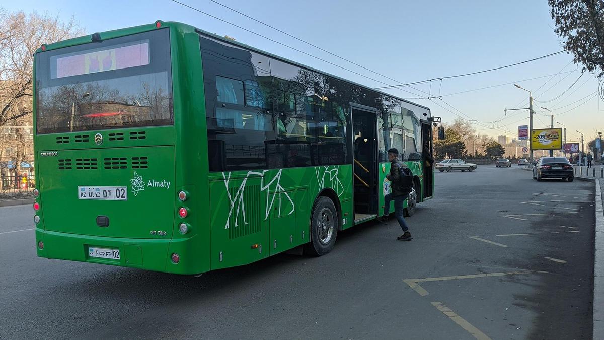 Автобус подъехал на остановку