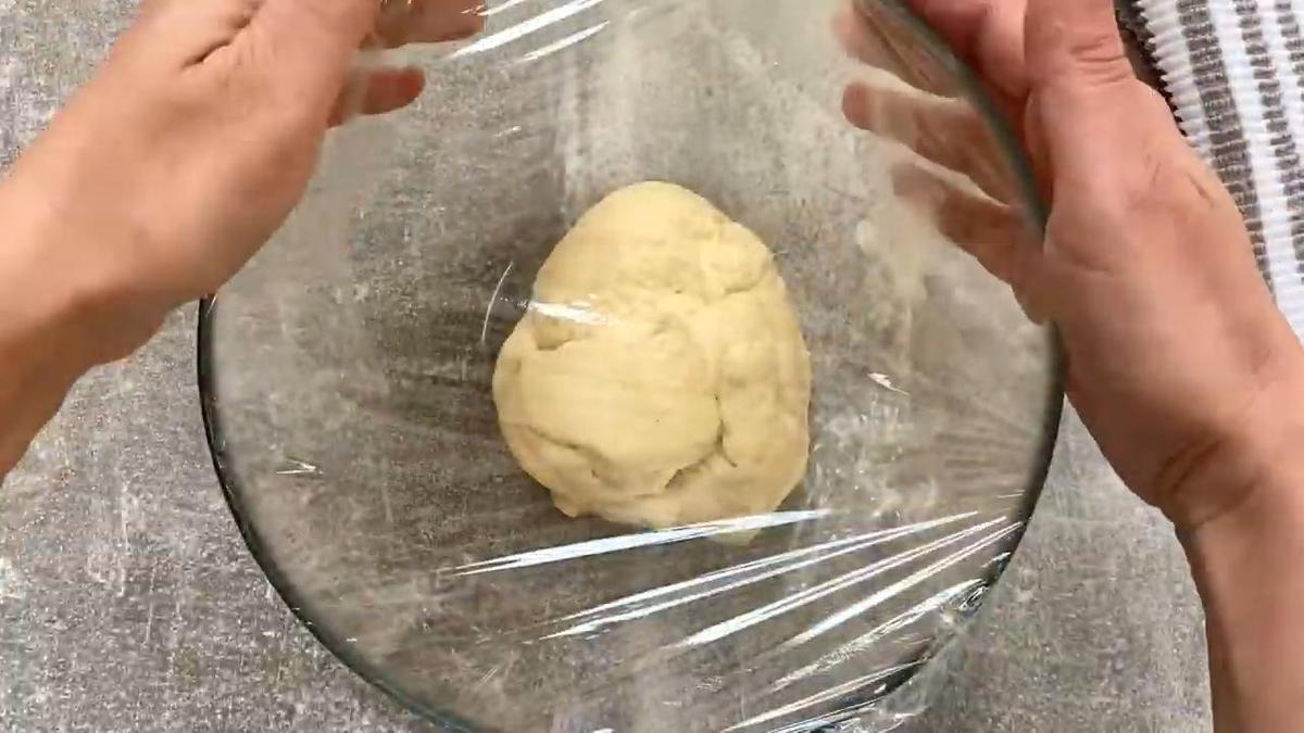 Тесто для булочек в стеклянной миске