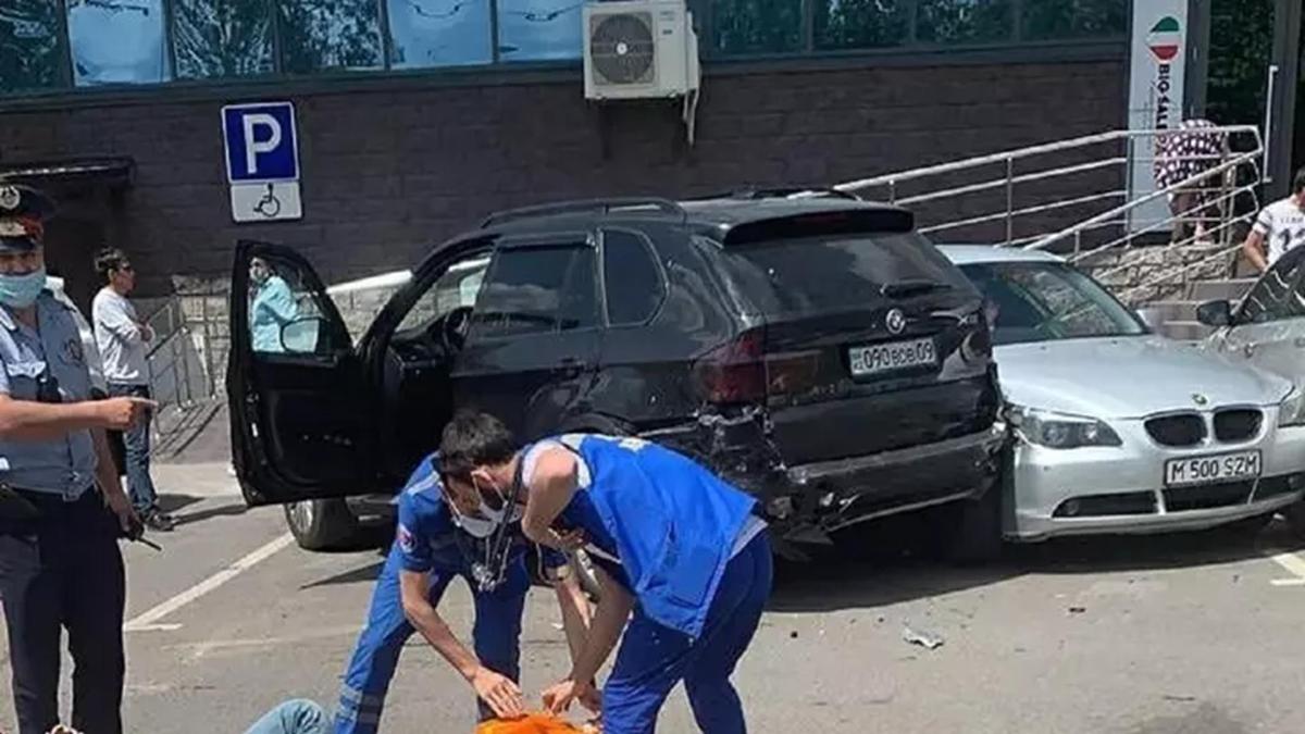 Дәрігерлер жберленушіні қарап жатыр Дәрігерлер жберленушіні қарап жатыр
