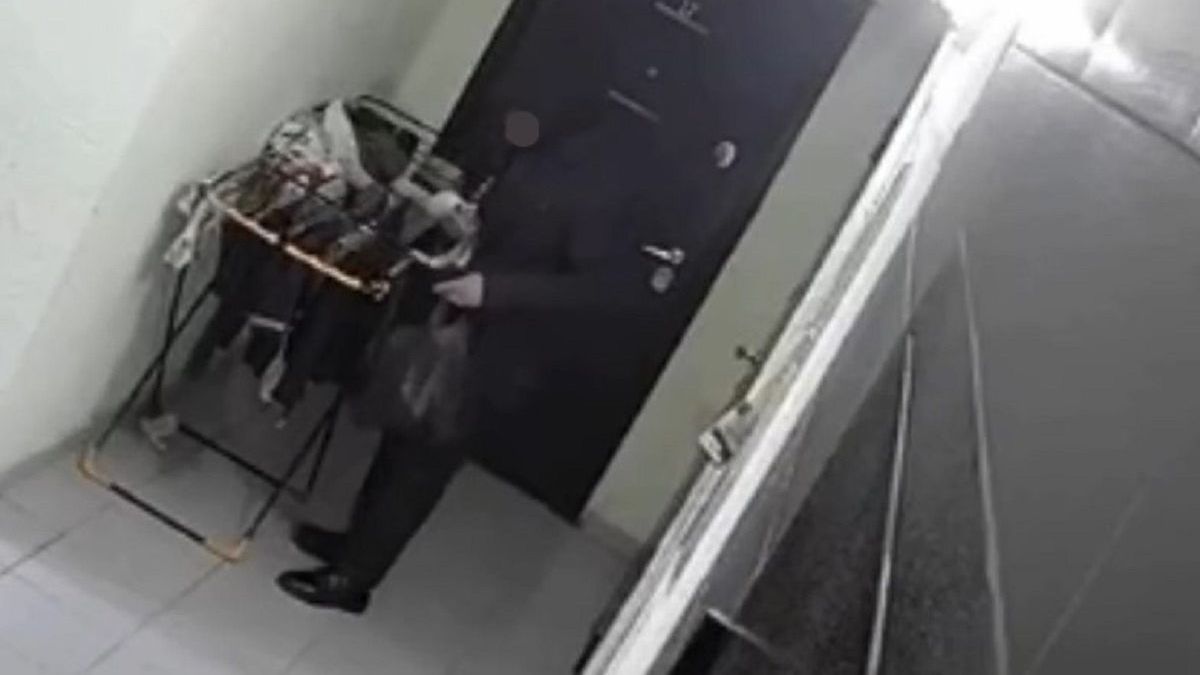 Мужчина в подъезде в Актау