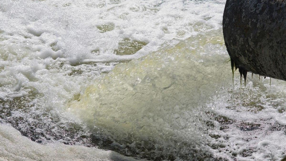 Вода выливается из трубы