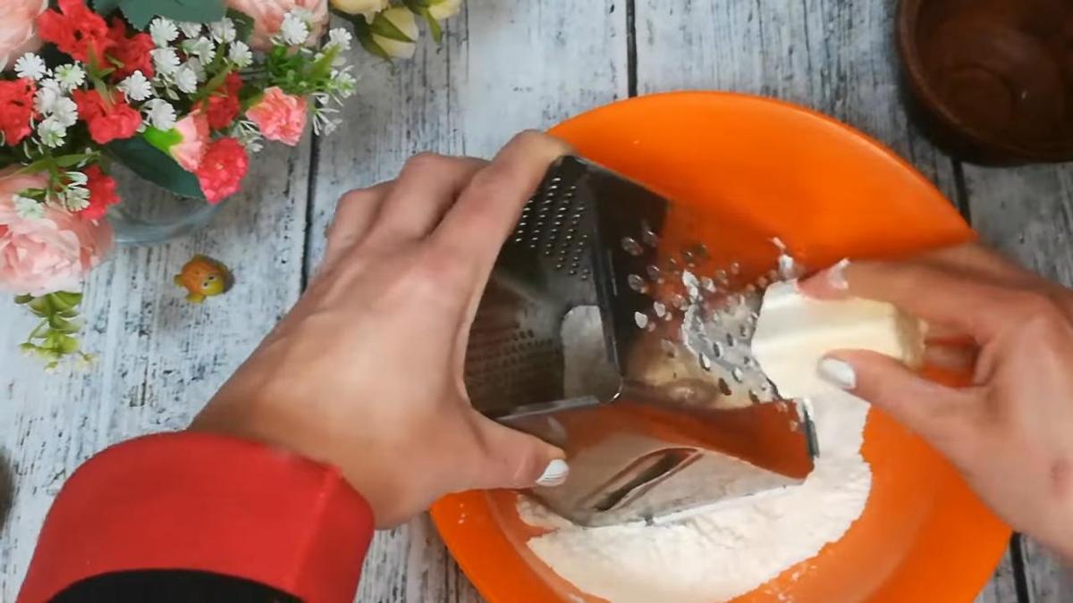 В миску с мукой трут масло