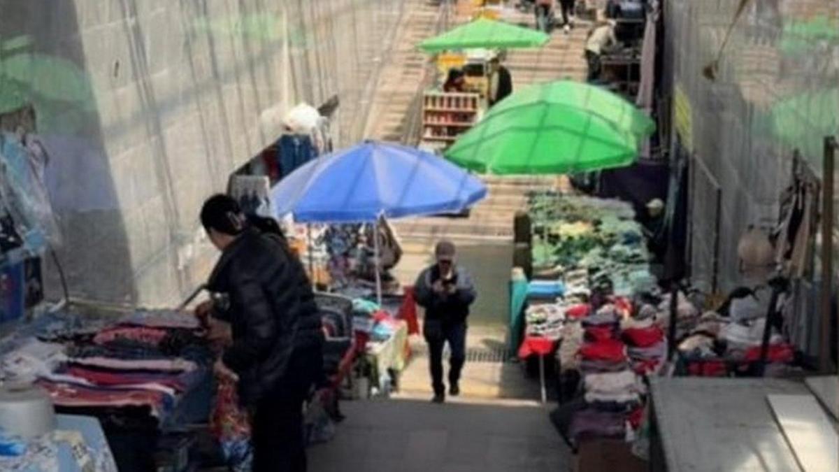 Стихийная торговля вдоль барахолки Стихийная торговля вдоль барахолки