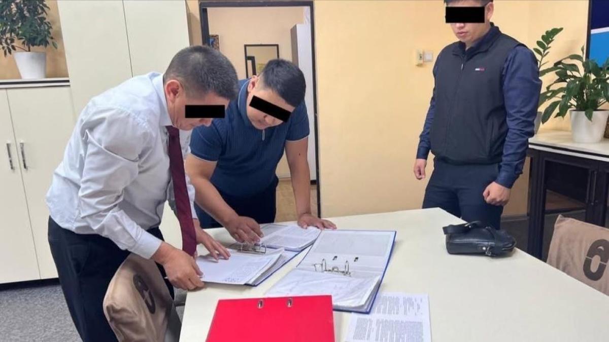 Сотрудники ГКНБ КР проверяют документы