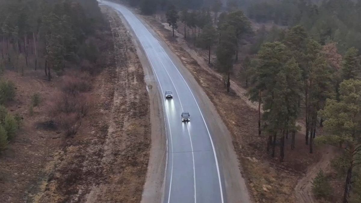 Машины едут по трассе